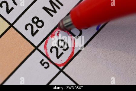Stuttgart, Allemagne. 18 janvier 2024. Un cercle est fait autour du 29 février sur une page de calendrier avec un stylo rouge. L'année 2024 est une année bissextile et a 366 jours. Crédit : Bernd Weißbrod/dpa/Alamy Live News Banque D'Images