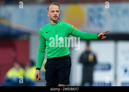 Helmond, pays-Bas. 19 janvier 2024. HELMOND, NETHERLANDSE - JANVIER 19 : arbitre Nick Smit lors du match néerlandais Keuken Kampioen Divisie entre Helmond Sport et Jong PSV au GS Staalwerken Stadion le 19 janvier 2024 à Helmond, pays-Bas. (Photo de Joris Verwijst/Orange Pictures) crédit : dpa/Alamy Live News Banque D'Images