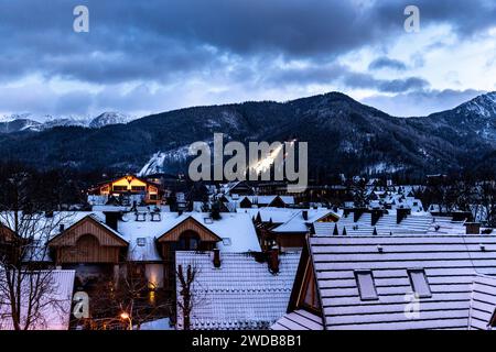 Zakopane, Pologne, 19 janvier 2024. Un café sur le toit avec vue sur la chaîne de montagnes sur une rue emblématique Krupowki dans le centre de Zakopane, une station de vacances populaire Tatra montagne. La demi-session scolaire a commencé il y a une semaine en Pologne et durera o crédit : Dominika Zarzycka / Alamy Live News Banque D'Images