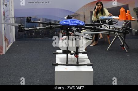 Ahmedabad, Gujarat, Inde. 13 janvier 2024. Un drone utilisé pour pulvériser des pesticides sur les cultures est exposé au vibrant Gujarat Global Trade Show à Ahmedabad. Vibrant Gujarat Global Trade Show est une plate-forme pour amener les investisseurs indiens et internationaux à investir dans l'État, créant ainsi des opportunités d'affaires et d'emploi pour des milliers de personnes et renforçant l'économie. (Image de crédit : © Ashish Vaishnav/SOPA Images via ZUMA Press Wire) USAGE ÉDITORIAL SEULEMENT! Non destiné à UN USAGE commercial ! Banque D'Images