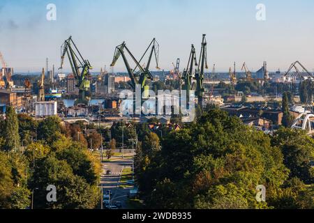 Gdansk, Pologne - septembre 6 2023 : magnifique paysage urbain matinal de la ville de Gdansk avec un ciel bleu sans nuages vu du haut de la montagne Gradowa Banque D'Images