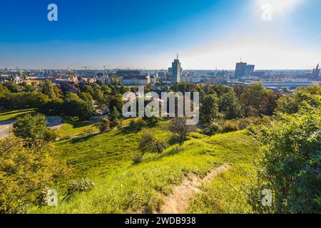 Gdansk, Pologne - septembre 6 2023 : magnifique paysage urbain matinal de la ville de Gdansk avec un ciel bleu sans nuages vu du haut de la montagne Gradowa Banque D'Images