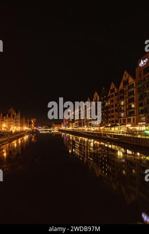 Gdansk, Pologne - septembre 7 2023 : beaux paysages urbains nocturnes des rues et des bâtiments de la ville de Gdansk Banque D'Images