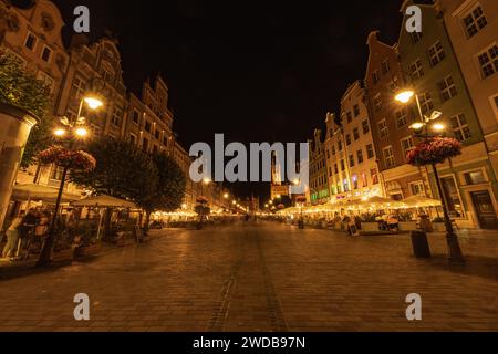 Gdansk, Pologne - septembre 7 2023 : beaux paysages urbains nocturnes des rues et des bâtiments de la ville de Gdansk Banque D'Images