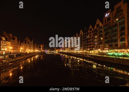 Gdansk, Pologne - septembre 7 2023 : beaux paysages urbains nocturnes des rues et des bâtiments de la ville de Gdansk Banque D'Images