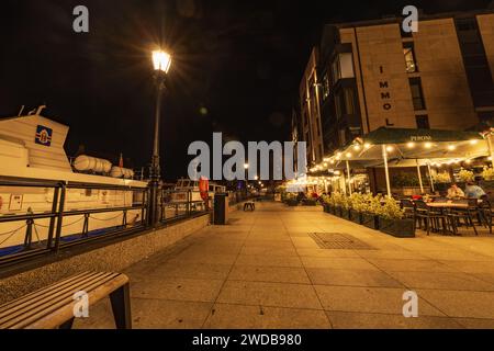 Gdansk, Pologne - septembre 7 2023 : beaux paysages urbains nocturnes des rues et des bâtiments de la ville de Gdansk Banque D'Images