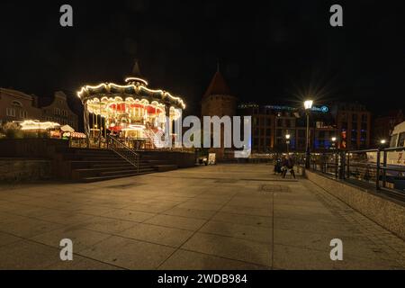 Gdansk, Pologne - septembre 7 2023 : beaux paysages urbains nocturnes des rues et des bâtiments de la ville de Gdansk Banque D'Images