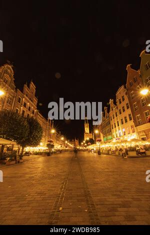 Gdansk, Pologne - septembre 7 2023 : beaux paysages urbains nocturnes des rues et des bâtiments de la ville de Gdansk Banque D'Images