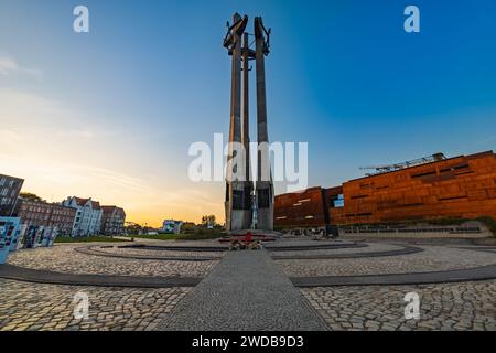 Gdansk, Pologne - septembre 7 2023 : magnifique et haut monument aux ouvriers du chantier naval tombés 1970 debout devant le Centre de solidarité européenne Bui Banque D'Images