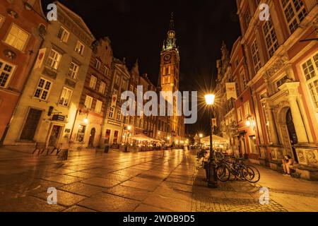 Gdansk, Pologne - septembre 7 2023 : beaux paysages urbains nocturnes des rues et des bâtiments de la ville de Gdansk Banque D'Images