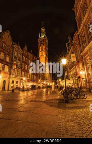 Gdansk, Pologne - septembre 7 2023 : beaux paysages urbains nocturnes des rues et des bâtiments de la ville de Gdansk Banque D'Images