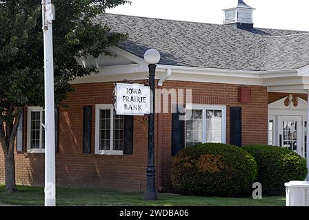 MERRILL/PLYMOUTH COUNTY/IOWA/USA- vie et surroundidng Merril USA ville dirigeante à Plymouth Couty près de 200 habitants de merril formers et senior vivent ici cette petite ville dirigeante Merrill est depuis 1872 et entoure l'agriculture et les animaux et en ville United States Post Oiffce et la banque locale et toujours 10 mintues bons trains passent par Merrill dans la ville post ID pas de livraison locale ont ramassé le courrier au bureau de poste de leurs boîtes postales et le courrier est toujours livré dans le pays côté agriculteurs et courrier de l'homme paick op post de leurs boîtes aux lettres 13 JUIN 2014 Banque D'Images