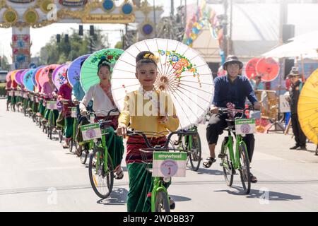 CHIANGMAI THAÏLANDE JANVIER 19 : peuples non identifiés en costume traditionnel lors du festival annuel Umbrella au festival de l'artisanat de San Kampaeng 20 Banque D'Images