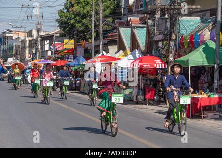 CHIANGMAI THAÏLANDE JANVIER 19 : peuples non identifiés en costume traditionnel lors du festival annuel Umbrella au festival de l'artisanat de San Kampaeng 20 Banque D'Images