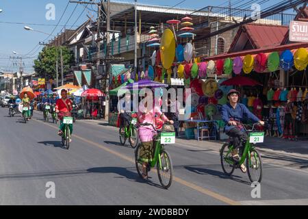 CHIANGMAI THAÏLANDE JANVIER 19 : peuples non identifiés en costume traditionnel lors du festival annuel Umbrella au festival de l'artisanat de San Kampaeng 20 Banque D'Images