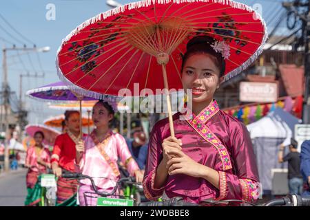 CHIANGMAI THAÏLANDE JANVIER 19 : peuples non identifiés en costume traditionnel lors du festival annuel Umbrella au festival de l'artisanat de San Kampaeng 20 Banque D'Images