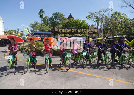 CHIANGMAI THAÏLANDE JANVIER 19 : peuples non identifiés en costume traditionnel lors du festival annuel Umbrella au festival de l'artisanat de San Kampaeng 20 Banque D'Images