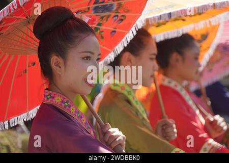 CHIANGMAI THAÏLANDE JANVIER 19 : peuples non identifiés en costume traditionnel lors du festival annuel Umbrella au festival de l'artisanat de San Kampaeng 20 Banque D'Images