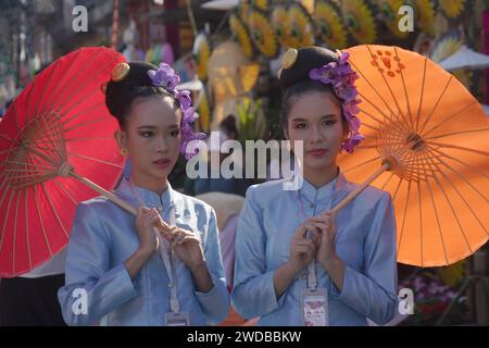 CHIANGMAI THAÏLANDE JANVIER 19 : peuples non identifiés en costume traditionnel lors du festival annuel Umbrella au festival de l'artisanat de San Kampaeng 20 Banque D'Images