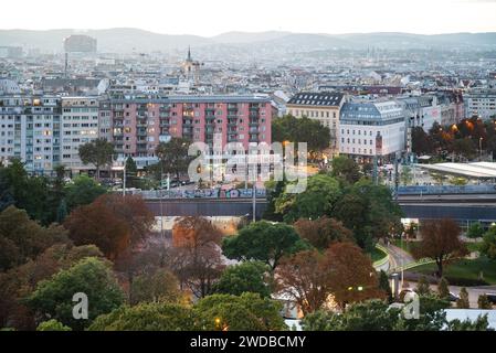 Vienne, Autriche. 01 octobre 2023 Skyline du ctiy au crépuscule forme Wienner Riesenrad grande roue dans le parc d'attractions Prater Banque D'Images