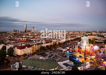 Vienne, Autriche. 01 octobre 2023 Skyline du ctiy au crépuscule forme Wienner Riesenrad grande roue dans le parc d'attractions Prater Banque D'Images