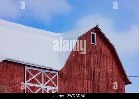 Grange rouge après un tremblement de neige d'effet lac dans le comté de Mecosta, Michigan, USA [pas d'autorisation du propriétaire ; licence éditoriale uniquement] Banque D'Images