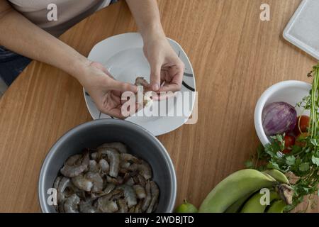 tâches ménagères de cuisine, préparation des ingrédients pour la cuisson, détails du travail du chef, style de vie et nourriture dans le restaurant, fruits de mer Banque D'Images