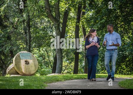 Femme caucasienne et homme afro-américain, marchant et parlant. Banque D'Images