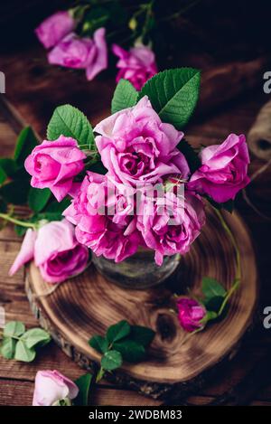 Roses de jardin roses dans un vase en verre. Vue à angle élevé Banque D'Images