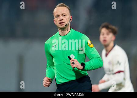 Helmond, pays-Bas. 19 janvier 2024. HELMOND, NETHERLANDSE - JANVIER 19 : arbitre Nick Smit lors du match néerlandais Keuken Kampioen Divisie entre Helmond Sport et Jong PSV au GS Staalwerken Stadion le 19 janvier 2024 à Helmond, pays-Bas. (Photo de Joris Verwijst/Orange Pictures) crédit : Orange pics BV/Alamy Live News Banque D'Images