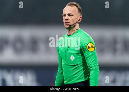 Helmond, pays-Bas. 19 janvier 2024. HELMOND, NETHERLANDSE - JANVIER 19 : l'arbitre Nick Smit se penche sur le match néerlandais Keuken Kampioen Divisie entre Helmond Sport et Jong PSV au GS Staalwerken Stadion le 19 janvier 2024 à Helmond, pays-Bas. (Photo de Joris Verwijst/Orange Pictures) crédit : Orange pics BV/Alamy Live News Banque D'Images