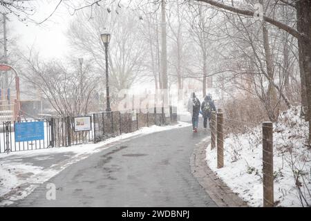 New York City, NY, États-Unis. 19 janvier 2024. La neige frappe la région Dumbo de Brooklyn à New York aux Etats-Unis ce vendredi 19 janvier 2024. (Image de crédit : © William Volcov/ZUMA Press Wire) USAGE ÉDITORIAL SEULEMENT! Non destiné à UN USAGE commercial ! Banque D'Images