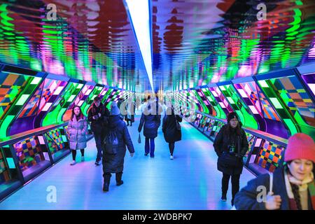 Londres, Royaume-Uni. 19 janvier 2024. Les gens marchent, regardent et prennent des photos de « Captivated by Colour » de Camille Walala (France) sur le pont Adams Plaza. Les « Winter Lights » annuelles sont spectaculaires et permettent de voir gratuitement des installations lumineuses et de l'art immersif autour de Canary Wharf dans l'est de Londres. Crédit : Imageplotter/Alamy Live News Banque D'Images