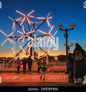 Londres, Royaume-Uni. 19 janvier 2024. 'Neuron' de Juan Fuentes au coucher du soleil sur le Riverside, inspiré par le réseau complexe de connexions neuronales dans le cerveau humain. Les « Winter Lights » annuelles sont spectaculaires et permettent de voir gratuitement des installations lumineuses et de l'art immersif autour de Canary Wharf dans l'est de Londres. Crédit : Imageplotter/Alamy Live News Banque D'Images