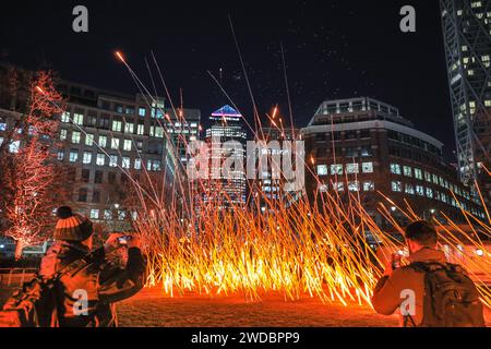 Londres, Royaume-Uni. 19 janvier 2024. 'Sign' de Vendel & de Wolf (pays-Bas), au Westferry Circus, donnant l'illusion de flammes chaudes et vacillantes par une nuit très froide de janvier. Les « Winter Lights » annuelles sont spectaculaires et permettent de voir gratuitement des installations lumineuses et de l'art immersif autour de Canary Wharf dans l'est de Londres. Crédit : Imageplotter/Alamy Live News Banque D'Images