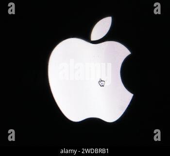 Une photo de l'ogo Apple sur un écran d'ordinateur. Banque D'Images