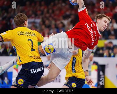 Simon Pytlick, Danemark (Th.) Et le Suédois Jonathan Carlsbogard en action lors du match du Championnat d'Europe EHF entre le Danemark et la Suède à la Barclay Arena à Hambourg, vendredi 19 janvier 2024. Banque D'Images