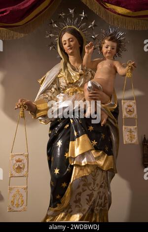 Sculpture de la Vierge Marie. Madone et Christ enfant à l'Oratoire de l'Archiconfraternité Basilique de notre-Dame du Mont Carmel, la Valette, Malte, île de Malte. 2024, 2020s HOMER SYKES Banque D'Images