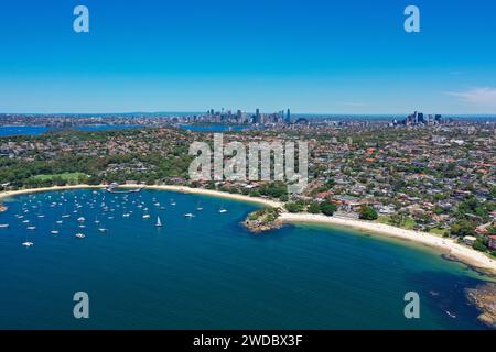 Belle vue aérienne de drone grand angle de Balmoral Beach et Edwards Beach dans la banlieue de Mosman, Sydney, Nouvelle-Galles du Sud, Australie. CBD, North Syd Banque D'Images