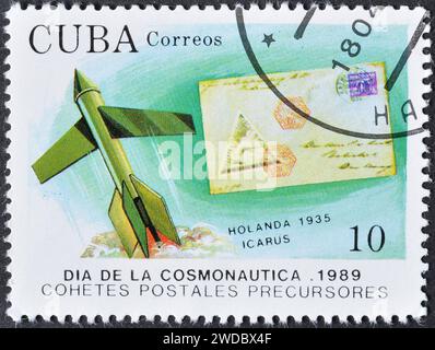 Timbre-poste annulé imprimé par Cuba, qui montre Icare et couverture, jour de la cosmonautique, vers 1989. Banque D'Images