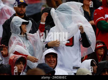 Santa Clara, États-Unis. 18 septembre 2022. Les fans de football enfilent leur tenue de pluie alors que les 49ers de San Francisco accueillent les Seahawks de Seattle au Levi's Stadium le 18 septembre 2022, à Santa Clara, en Californie. (Photo de Nhat V. Meyer/Bay Area News Group/TNS/Sipa USA) crédit : SIPA USA/Alamy Live News Banque D'Images