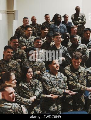 Les Marines américains et les résidents de la base avec la Marine corps Air Station Futenma relient les armes lors d'une célébration du Dr Martin Luther King Jr. Sur MCAS Futenma, Okinawa, Japon, le 17 janvier 2023. Au cours de la célébration, les Marines ont appris sur le Dr King et les mouvements politiques de son temps à travers des vidéos et des chansons traitant de l'injustice raciale et de l'espoir d'un avenir meilleur. Après avoir pris l'engagement de promouvoir l'égalité des chances, les Marines ont Uni leurs armes et chanté ensemble, montrant leur unité et leur engagement en faveur de l'égalité. (Photo du corps des Marines des États-Unis par le caporal Jonathan Beauchamp) Banque D'Images