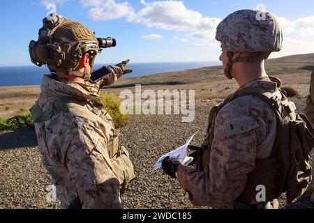 Un Marine américain de la reconnaissance Company, à gauche, et le 1st Lt David Molz, un officier du renseignement, tous deux affectés à la 15th Marine Expeditionary Unit, identifient des zones pour mener des opérations de collecte dans une base avancée expéditionnaire sur l'île San Clemente, Californie, le 10 janvier 2024. L’EAB a été créé pour que les Marines détectent les menaces à proximité et sensibilisent le domaine maritime lors de la formation intégrée du 15e MEU avec le Boxer Amphibious Ready Group. Les opérations de base avancée expéditionnaire sont une forme de guerre expéditionnaire qui permet aux Marines d'opérer à partir d'endroits austères à terre Banque D'Images