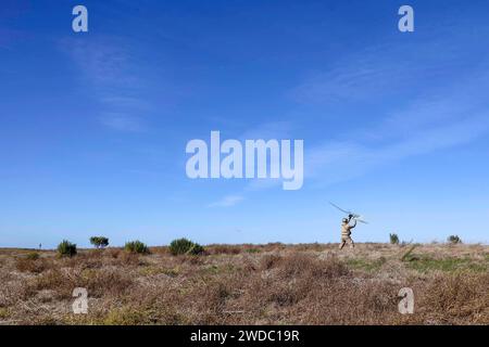 Un Marine américain affecté à la reconnaissance Company, 15th Marine Expeditionary Unit, lance un petit système d'avion sans pilote RQ-20B Puma sur une base avancée expéditionnaire sur l'île San Clemente, Californie, le 10 janvier 2024. L’EAB a été créé pour que les Marines détectent les menaces à proximité et sensibilisent le domaine maritime lors de la formation intégrée du 15e MEU avec le Boxer Amphibious Ready Group. Les opérations de base avancée expéditionnaire sont une forme de guerre expéditionnaire qui permet aux Marines d'opérer à partir d'endroits austères à terre ou à terre dans des zones maritimes potentiellement contestées en Orde Banque D'Images