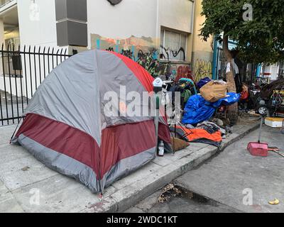 San Francisco, Californie, États-Unis. 28 septembre 2023. Un campement de sans-abri dans le district de Tenderloin à San Francisco, Californie, le jeudi 28 septembre 2023. La ville de San Francisco a subi de nombreuses attaques pour la façon dont elle gère les retombées des sans-abri, de la drogue et de la vente au détail dans le centre-ville de San Francisco. (Image de crédit : © David G. McIntyre/ZUMA Press Wire) USAGE ÉDITORIAL SEULEMENT! Non destiné à UN USAGE commercial ! Banque D'Images