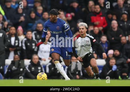 Londres, Royaume-Uni. 14 janvier 2024. Noni Madueke de Chelsea en action lors du match de Premier League entre Chelsea et Fulham à Stamford Bridge, Londres, Angleterre le 13 janvier 2024. Photo de Ken Sparks. Usage éditorial uniquement, licence requise pour un usage commercial. Aucune utilisation dans les Paris, les jeux ou les publications d'un seul club/ligue/joueur. Crédit : UK Sports pics Ltd/Alamy Live News Banque D'Images