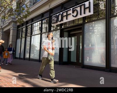 San Francisco, Californie, États-Unis. 27 septembre 2023. Saks Fifth Avenue a fermé son magasin discount sur 5th sur Market Street à San Francisco en Californie est montré le mercredi 27 septembre 2023. La ville de San Francisco a subi de nombreuses attaques pour la façon dont elle gère les retombées des sans-abri, de la drogue et de la vente au détail dans le centre-ville de San Francisco. (Image de crédit : © David G. McIntyre/ZUMA Press Wire) USAGE ÉDITORIAL SEULEMENT! Non destiné à UN USAGE commercial ! Banque D'Images