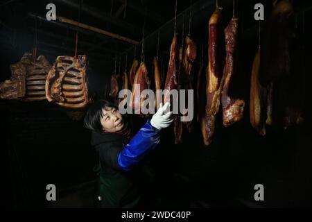 MEISHAN, CHINE - 19 JANVIER 2024 - les gens sèchent leur propre poulet séché à l'air libre dans la communauté de Luoping, dans la ville de Meishan, province du Sichuan, en Chine, le 19 janvier 202 Banque D'Images
