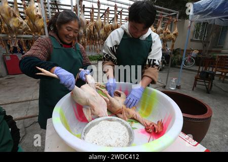 MEISHAN, CHINE - 19 JANVIER 2024 - les gens sèchent leur propre poulet séché à l'air libre dans la communauté de Luoping, dans la ville de Meishan, province du Sichuan, en Chine, le 19 janvier 202 Banque D'Images