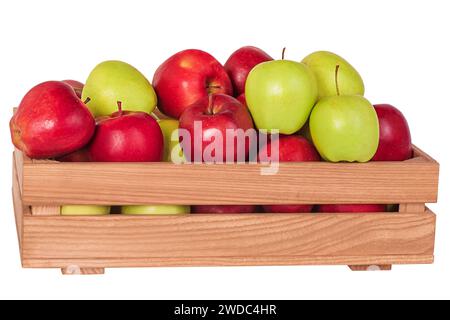 Isolez les pommes rouges et vertes. Fruits, nourriture saine. Pommes mûres dans une boîte en bois. Banque D'Images